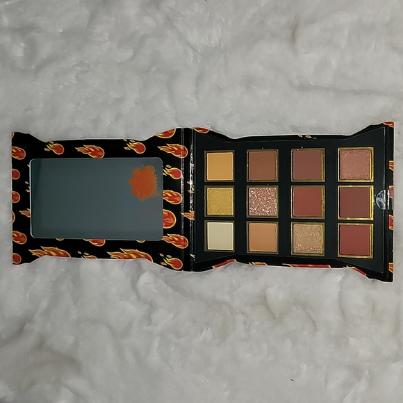 🔥 Flaming Hot Cheetos Eyeshadow Palette - Picture 4 of 4